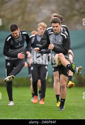 Adam Randell, centrocampista di Plymouth Argyle (20), si sta riscaldando durante la sessione di allenamento di Plymouth Argyle presso il Plymouth Argyle Training Ground, Plymouth, Regno Unito, 5th gennaio 2023 (Foto di Stanley Kasala/News Images) Foto Stock