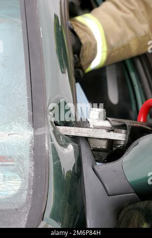 Dorghorn, Ayrshire, Scozia, UK : i vigili del fuoco scozzesi dimostrano di aver tato un tetto di auto davanti agli studenti delle scuole secondarie Foto Stock