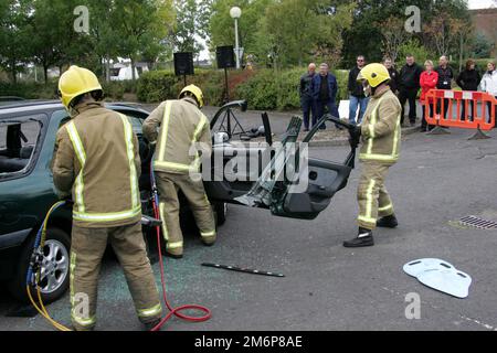 Dorghorn, Ayrshire, Scozia, UK : i vigili del fuoco scozzesi dimostrano di aver tato un tetto di auto davanti agli studenti delle scuole secondarie Foto Stock