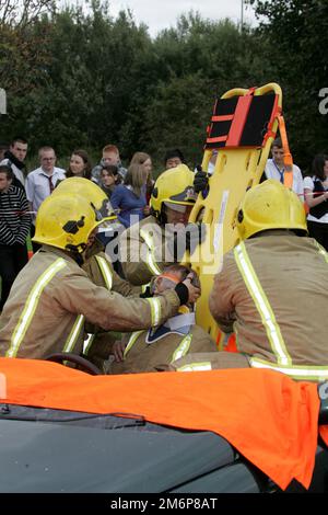 Dorghorn, Ayrshire, Scozia, UK : i vigili del fuoco scozzesi dimostrano di aver tato un tetto di auto davanti agli studenti delle scuole secondarie Foto Stock