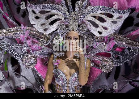 LAS PALMAS DE GRAN CANARIA, SPAGNA - 9 AGOSTO 2016: La Regina del Carnevale 2016. L'abito è nel Museo Nestor di Las Palmas Foto Stock