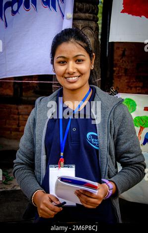 Volti del Nepal: Giovane donna Foto Stock