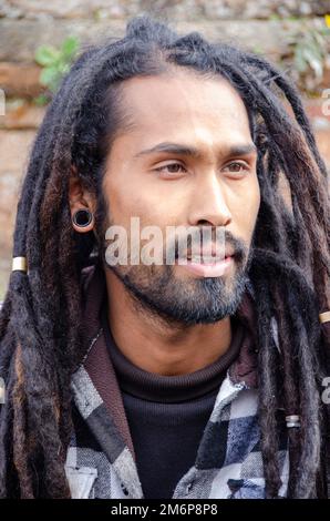 Volti di Nepa: Giovane uomo adulto con Dreadlocksl Foto Stock