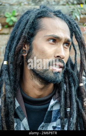 Volti di Nepa: Giovane uomo adulto con Dreadlocksl Foto Stock