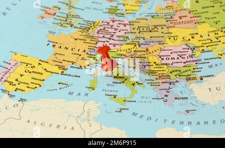 Puntino rosso che indica Roma, Italia, su una mappa dell'europa Foto Stock