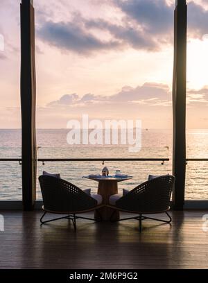 Ristorante sul fronte oceano durante il tramonto a Pattaya Thailandia Foto Stock