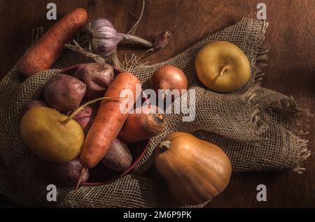 Verdure in una ciotola di argilla su sfondo di legno scuro Foto Stock