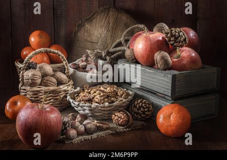 Noci e frutti altri su uno sfondo di legno scuro Foto Stock