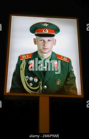 Berlino Germania, 2014. Foto illuminata di un soldato sovietico al Checkpoint Charlie di Berlino Foto Stock