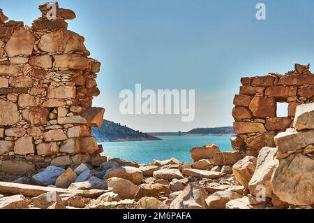 Una casa in rovina con vista sulla diga Asprokremmos / lago a Cipro. Foto Stock