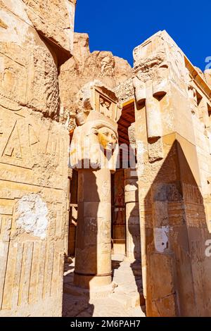 Colonne della capitale Hathor con geroglifico e rilievo su colonna nel Tempio di Moetuario di Hatshepsus. Foto Stock