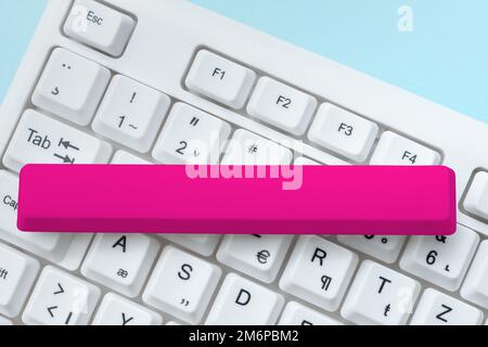 Tastiera e simbolo del computer.supporto informativo per la comunicazione.tastiera del computer portatile per la digitazione di nuove idee e lo sviluppo della pianificazione. Foto Stock