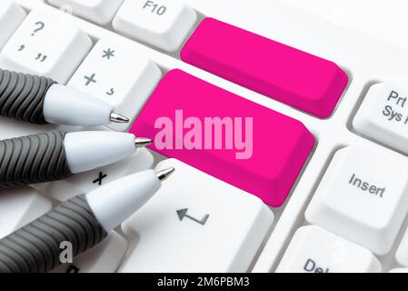 Tastiera e simbolo del computer.supporto informativo per la comunicazione.tastiera del computer portatile per la digitazione di nuove idee e lo sviluppo della pianificazione. Foto Stock