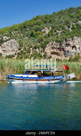 DALYAN,ORTACA,MUGLA, TURCHIA - 08 15, 2022: Barche che trasportano i turisti nel Delta del Dalyan. Il fiume Dalyan che collega il lago Koycegiz al Mar Egeo e al Foto Stock