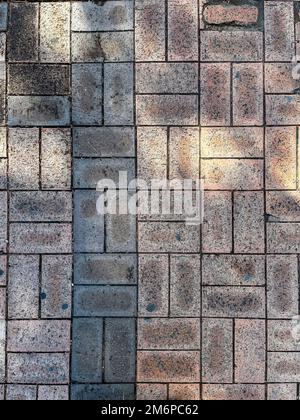 Marciapiede con blocchi grigi e beige Foto Stock