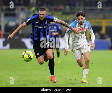 Milano, Italia. 04th Jan, 2023. Milano 04 Gennaio 2023 Stadio G Meazza campione serie A Tim 2022/23 FC Inter - SS Napoli nella foto : Milano Skriniar e khvaraskelia Credit: Christian Santi/Alamy Live News Foto Stock