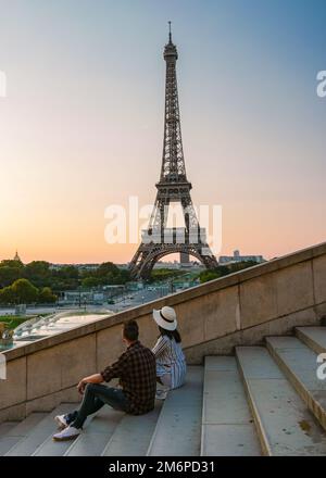 Torre Eiffel all'alba a Parigi Francia, Parigi Torre Eifel in un giorno d'estate Foto Stock
