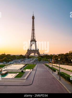 Torre Eiffel all'alba a Parigi Francia, Parigi Torre Eifel in un giorno d'estate Foto Stock
