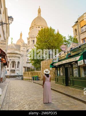Strade di Montmartre Parigi Francia al mattino presto con caffè e ristoranti, la Maison Rose Foto Stock