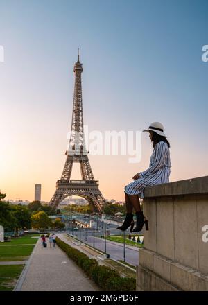 Torre Eiffel all'alba a Parigi Francia, Parigi Torre Eifel in un giorno d'estate Foto Stock