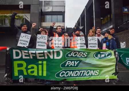 Londra, Regno Unito. 4th gennaio 2023. I membri della RMT (Unione dei lavoratori ferroviari, marittimi e dei trasporti) si trovano al picket fuori della stazione di Euston mentre continuano gli scioperi ferroviari nazionali. Foto Stock