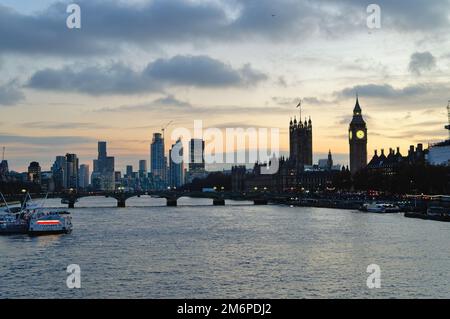 Le Case del Parlamento e lo skyline visto da attraverso il Tamigi al crepuscolo su una sera d'inverni Inghilterra Regno Unito Foto Stock