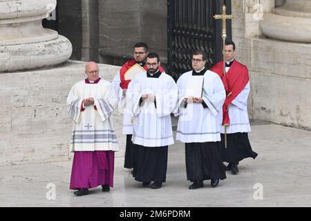 Durante la Messa funeraria per il Papa emerito Benedetto XVI il 5 gennaio 2023 nella Basilica di San Pietro, Città del Vaticano, Vaticano. Foto Stock