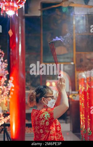 Yogyakarta, Indonesia - 31 gennaio 2022: I cinesi indonesiani pregano per celebrare il Capodanno lunare al tempio di Fuk Ling Miau. Foto Stock