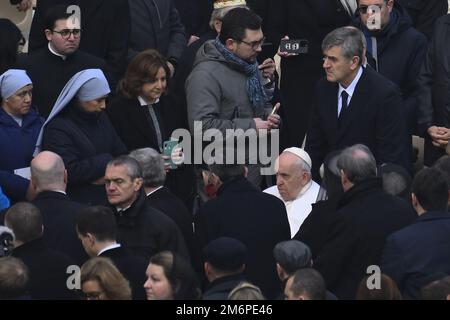 Roma, Italia. 05th Jan, 2023. Papa Francesco durante la Messa funeraria per il Papa Emerito Benedetto XVI il 5 gennaio 2023 nella Basilica di San Pietro, Vaticano Credit: Independent Photo Agency/Alamy Live News Foto Stock