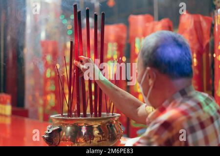 Yogyakarta, Indonesia - 31 gennaio 2022: I cinesi indonesiani pregano per celebrare il Capodanno lunare al tempio di Fuk Ling Miau. Foto Stock