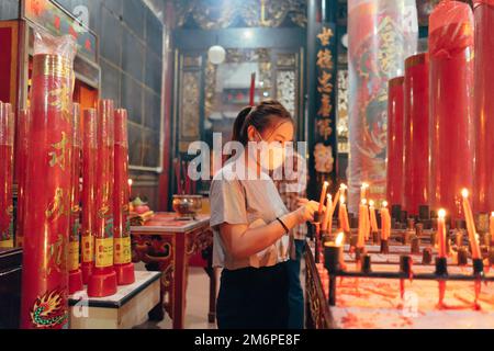 Yogyakarta, Indonesia - 31 gennaio 2022: I cinesi indonesiani pregano per celebrare il Capodanno lunare al tempio di Fuk Ling Miau. Foto Stock