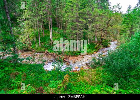 Escursioni intorno al lago Hunters vicino Sankt Johann a Pongau in Austria Foto Stock