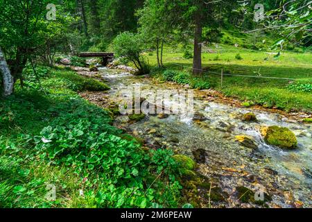 Escursioni intorno al lago Hunters vicino Sankt Johann a Pongau in Austria Foto Stock