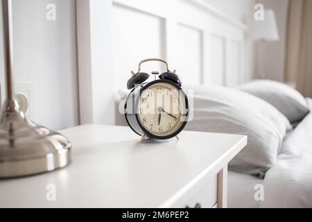 sveglia vintage nella luminosa camera da letto Foto stock - Alamy