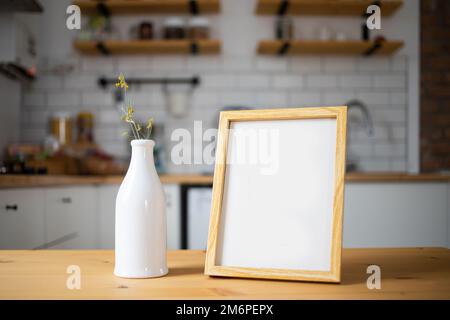 Cornice vuota sulla tabella moderna della cucina mock su spazio per il vostro testo Foto Stock