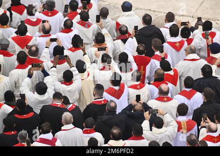 Vaticano. 05th Jan, 2023. Durante la Messa funeraria per il Papa emerito Benedetto XVI il 5 gennaio 2023 nella Basilica di San Pietro, Città del Vaticano, Vaticano. Credit: Live Media Publishing Group/Alamy Live News Foto Stock