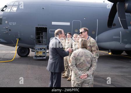 Tom Udall, Stati Uniti Ambasciatore in Nuova Zelanda, saluta l'equipaggio MC-130J Commando II della 353rd Special Operations Wing durante una visita alla Royal New Zealand Air Force base Auckland all'inizio dell'esercizio Teak Net 22, 3 maggio 2022. Udall è stata informata sulle capacità della struttura aerea e sulla capacità di interagire con RNZAF C-130H Hercules. Foto Stock