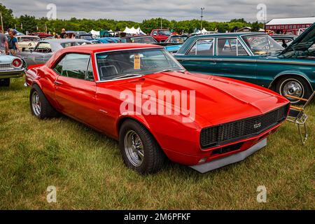 Iola, WI - 07 luglio 2022: Vista frontale in alto angolo di una Chevrolet Camaro SS Coupe 1967 ad una fiera di auto locale. Foto Stock