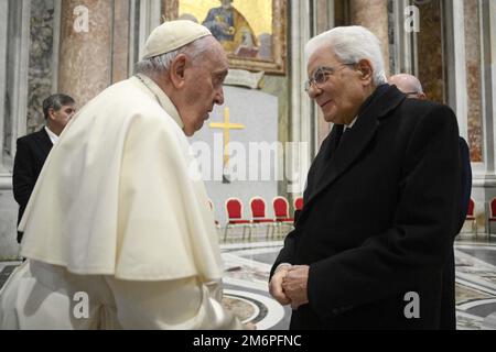 Papa Francesco saluta il presidente italiano Sergio Mattarella prima di celebrare la Messa funeraria per Papa emerito Benedetto XVI in Vaticano il 5 gennaio 2023. Foto: (EV) Vaticano Media/ABACAPRESS.COM Foto Stock