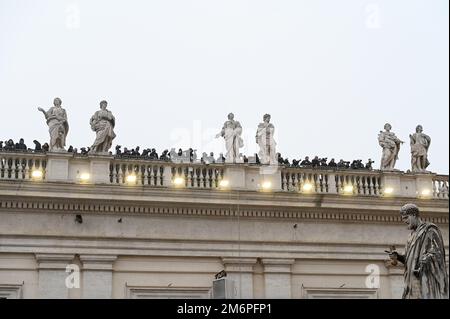 La stampa, i giornalisti e i fotografi durante la celebrazione, da parte di Papa Francesco, della Messa funeraria per Papa Benedetto XVI emerito in Vaticano il 5 gennaio 2022. Papa Francesco rende omaggio al suo predecessore in un funerale a cui hanno partecipato decine di migliaia di lutto a San Piazza Pietro. Il funerale segnò la prima occasione in epoca moderna che un pontefice aveva presieduto al funerale del suo predecessore. Foto: Eric Vandeville/ABACAPRESS.COM Foto Stock