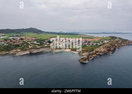 Veduta aerea della costa geologica di Flysch, formazioni di Flysch a Santander, nei Paesi Baschi, Spagna Foto Stock