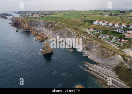 Veduta aerea della costa geologica di Flysch, formazioni di Flysch a Santander, nei Paesi Baschi, Spagna Foto Stock