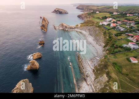 Veduta aerea della costa geologica di Flysch, formazioni di Flysch a Santander, nei Paesi Baschi, Spagna Foto Stock