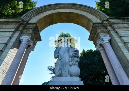 La fontana Fuente Glorieta de San Diego si trova in una delle entrate del parco María Luisa di Siviglia, vicino a Plaza de la Spagna. Foto Stock