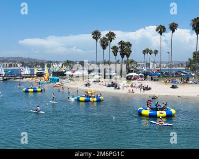 Vista aerea di barche e kayak nella zona degli sport acquatici di Mission Bay a San Diego, California. STATI UNITI. Foto Stock