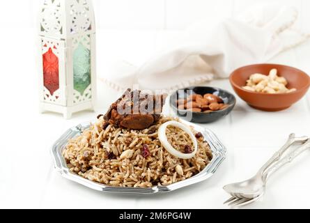 Nasi Kebuli Kambing o Kabli riso arabo con agnello e uvetta. Ramazan e IED al Fitr Festive Food Foto Stock