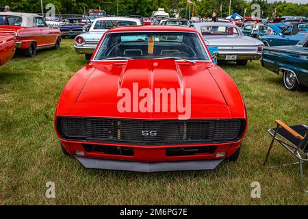 Iola, WI - 07 luglio 2022: Vista frontale in prospettiva alta di una Chevrolet Camaro SS Coupe 1967 ad una fiera automobilistica locale. Foto Stock