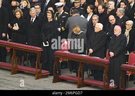 Vaticano. 05th Jan, 2023. Durante la Messa funeraria per il Papa emerito Benedetto XVI il 5 gennaio 2023 nella Basilica di San Pietro, Città del Vaticano, Vaticano. Credit: Live Media Publishing Group/Alamy Live News Foto Stock