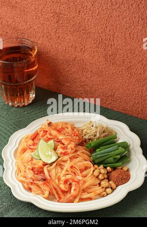 Pad Thai Noodle, in stile tailandese piccante noodle fatto di riso Noodle con gamberi, germogli, cipolla di primavera, peperoncino e arachidi Foto Stock