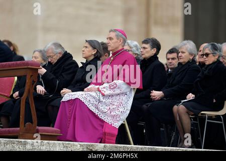 Stato della Città del Vaticano, . 05th Jan, 2023. L'Arcivescovo Georg Gansweinassiste alla messa funeraria di Papa Emerito Benedetto XVI a S. Piazza Pietro il 5 gennaio 2023 a Città del Vaticano, Credit: dpa/Alamy Live News Foto Stock